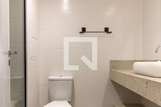Banheiro de kitnet/studio para alugar com 1 quarto, 27m² em Perdizes, São Paulo