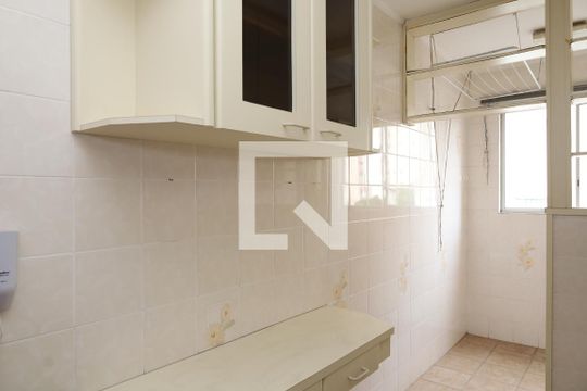 Cozinha de apartamento para alugar com 2 quartos, 45m² em Vila Jacuí, São Paulo