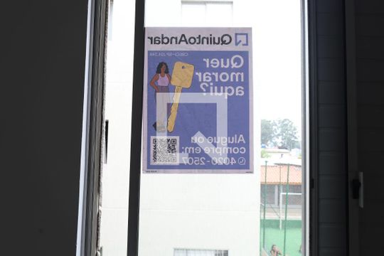 Placa instalada na janela da área de serviço do imóvel de apartamento para alugar com 2 quartos, 45m² em Vila Jacuí, São Paulo