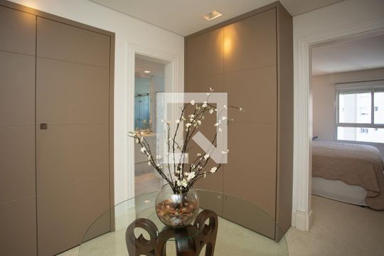 Closet da suíte 2 de apartamento à venda com 3 quartos, 260m² em Vila Andrade, São Paulo