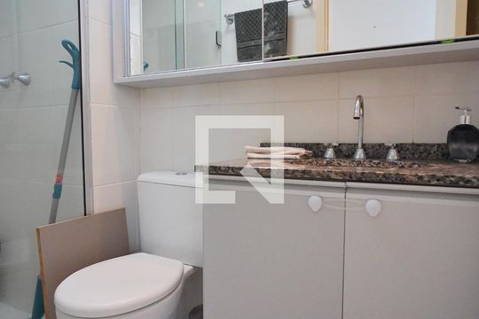 Banheiro corredor de apartamento para alugar com 2 quartos, 65m² em Sarandi, Porto Alegre