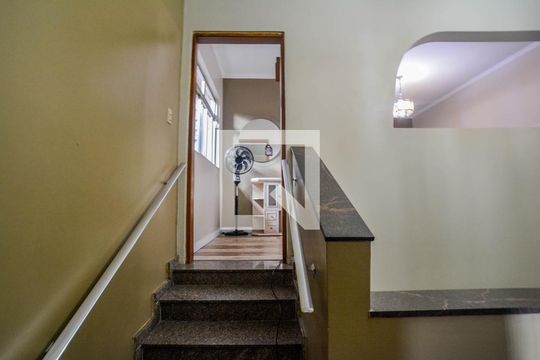 Escada de casa à venda com 4 quartos, 256m² em Santa Terezinha, Santo André