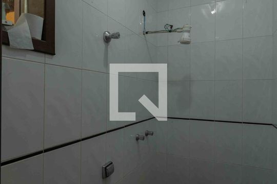 Banheiro de Serviço de casa de condomínio para alugar com 5 quartos, 800m² em Planalto, Belo Horizonte