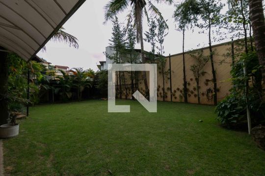 Área Externa de casa de condomínio para alugar com 5 quartos, 800m² em Planalto, Belo Horizonte