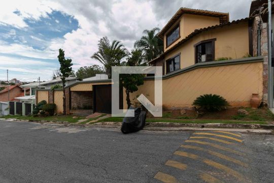 Fachada de casa de condomínio para alugar com 5 quartos, 800m² em Planalto, Belo Horizonte