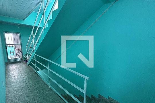 Escada de apartamento para alugar com 2 quartos, 50m² em Vila Valqueire, Rio de Janeiro