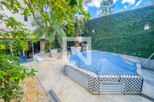 Piscina de casa à venda com 4 quartos, 500m² em Sumaré, São Paulo
