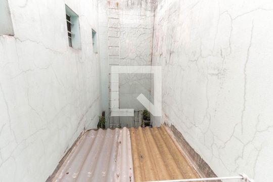 Vista da Suíte 2 de casa à venda com 2 quartos, 150m² em Vila Carmosina, São Paulo