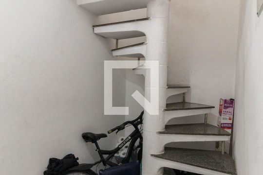 Escada de casa à venda com 2 quartos, 150m² em Vila Carmosina, São Paulo