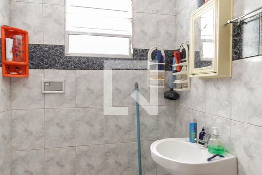 Banheiro da Suíte 1 de casa à venda com 2 quartos, 150m² em Vila Carmosina, São Paulo