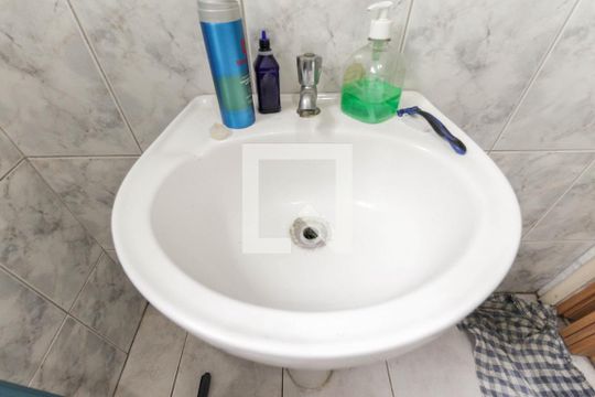 Banheiro da Suíte 1 de casa à venda com 2 quartos, 150m² em Vila Carmosina, São Paulo