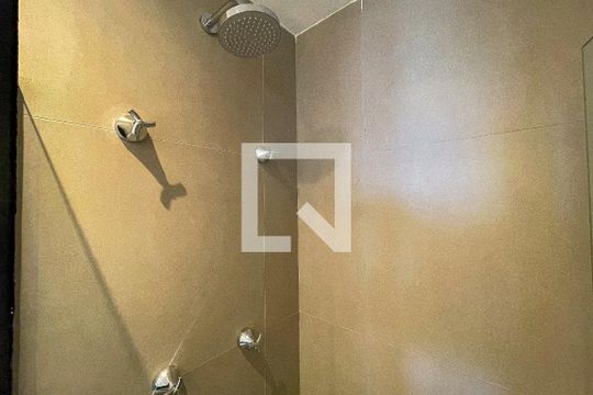 Banheiro de kitnet/studio para alugar com 1 quarto, 32m² em Cerqueira César, São Paulo
