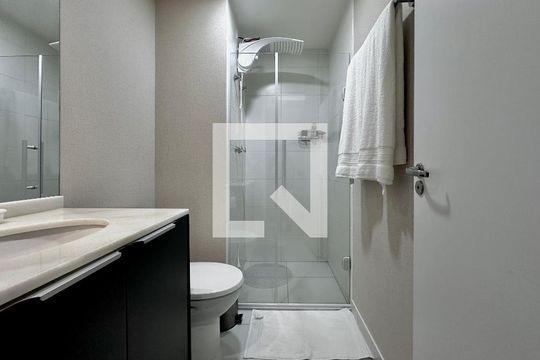 Banheiro de kitnet/studio para alugar com 1 quarto, 27m² em Santo Amaro, São Paulo