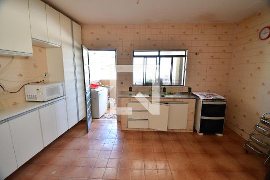 Cozinha de casa para alugar com 3 quartos, 150m² em Cambuí, Campinas