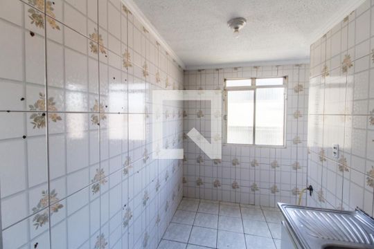 Cozinha de apartamento para alugar com 2 quartos, 50m² em Jardim Maria Beatriz, Carapicuíba