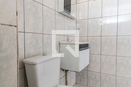 Banheiro de apartamento para alugar com 2 quartos, 50m² em Jardim Maria Beatriz, Carapicuíba