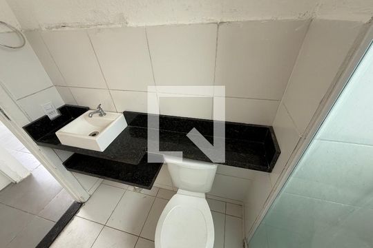 Banheiro de apartamento para alugar com 2 quartos, 42m² em Caxangá, Suzano