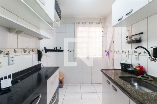 Cozinha de apartamento para alugar com 2 quartos, 52m² em Jardim Itamarati, Poá