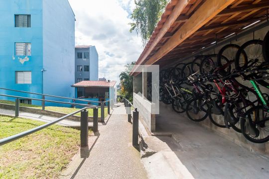 Bicicletário de apartamento para alugar com 2 quartos, 52m² em Jardim Itamarati, Poá