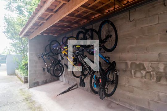 Bicicletário de apartamento para alugar com 2 quartos, 52m² em Jardim Itamarati, Poá