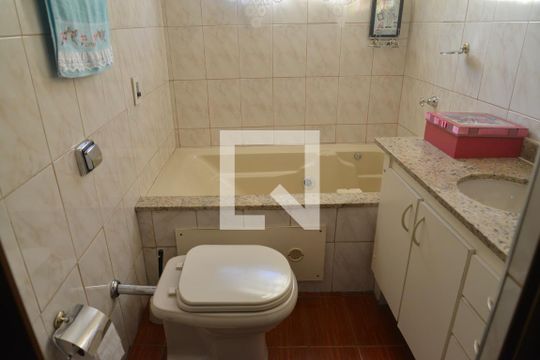Banheiro da Suíte de casa à venda com 4 quartos, 162m² em Vila Floresta, Santo André