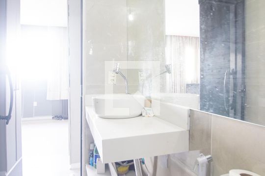 Banheiro de kitnet/studio para alugar com 1 quarto, 81m² em Brasilândia, São Gonçalo