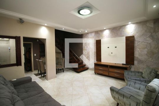 Casa à venda com 4 quartos, 230m² em Olaria, Rio de Janeiro