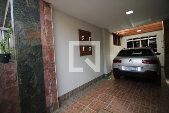 Garagem de casa à venda com 4 quartos, 230m² em Olaria, Rio de Janeiro
