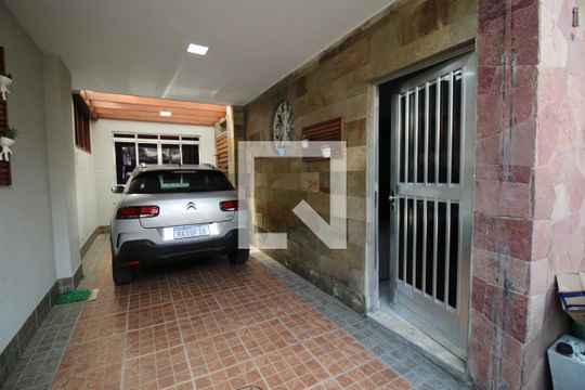 Garagem de casa à venda com 4 quartos, 230m² em Olaria, Rio de Janeiro