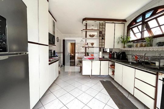 Cozinha 1 de casa à venda com 4 quartos, 220m² em Parque Imperial, São Paulo