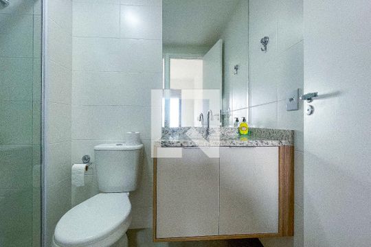 Banheiro de kitnet/studio para alugar com 1 quarto, 24m² em Pinheiros, São Paulo