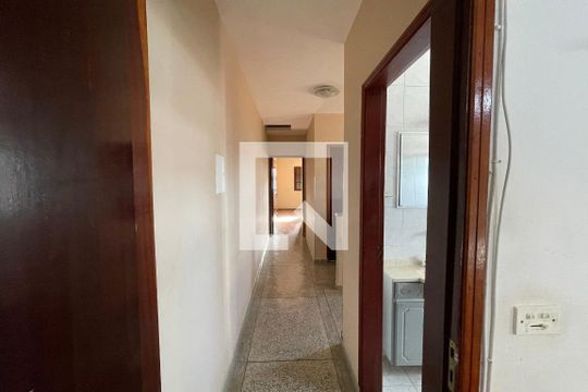 Corredor de casa para alugar com 3 quartos, 200m² em Vila Figueira, Suzano