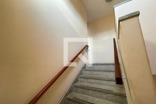 Escada de casa para alugar com 3 quartos, 200m² em Vila Figueira, Suzano