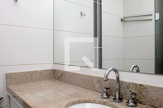Banheiro de kitnet/studio à venda com 1 quarto, 48m² em Mont’Serrat, Porto Alegre