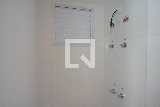Banheiro de apartamento à venda com 2 quartos, 55m² em Humaitá, Porto Alegre