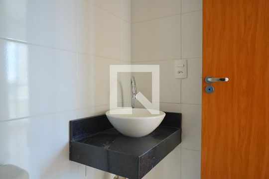 Banheiro de apartamento à venda com 2 quartos, 55m² em Humaitá, Porto Alegre