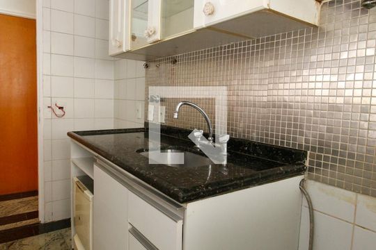 Cozinha de apartamento para alugar com 2 quartos, 59m² em Vila Suzana, São Paulo