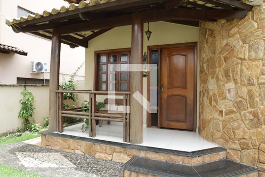 Fachada de casa de condomínio para alugar com 3 quartos, 296m² em Residencial Granville, Goiânia