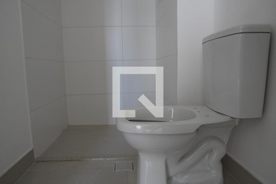 Banheiro de kitnet/studio à venda com 1 quarto, 24m² em Pinheiros, São Paulo