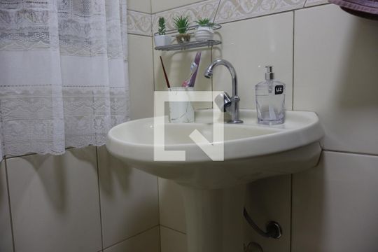 Banheiro Social de casa à venda com 3 quartos, 200m² em Jardim Santa Mena, Guarulhos