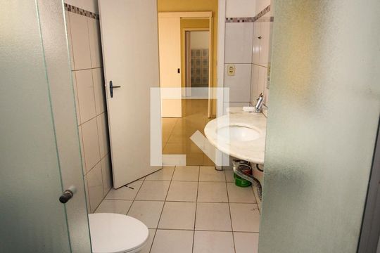 Banheiro da Suíte de apartamento para alugar com 1 quarto, 43m² em Menino Deus, Porto Alegre