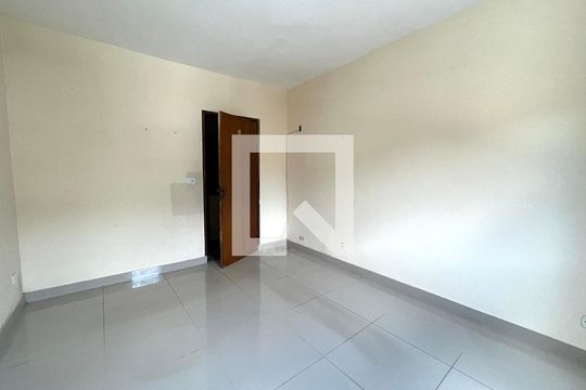 Suite de casa à venda com 4 quartos, 309m² em Cidade Domitila, São Paulo