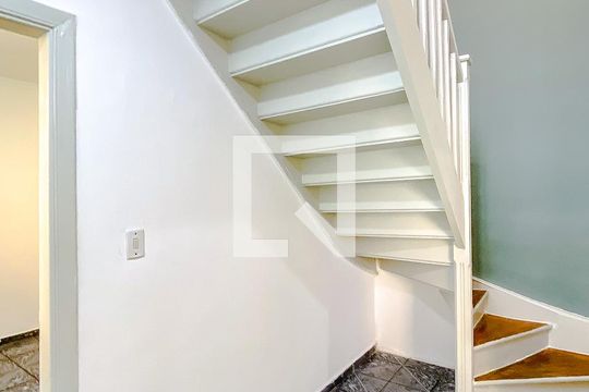 Escada de casa à venda com 2 quartos, 120m² em Chácara Mafalda, São Paulo
