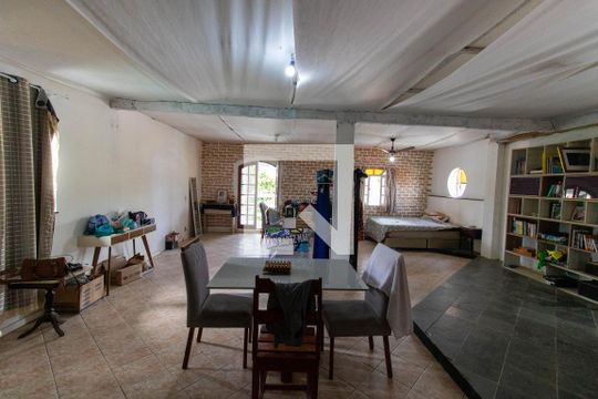 Sala 2 de casa à venda com 6 quartos, 590m² em Piratininga, Niterói
