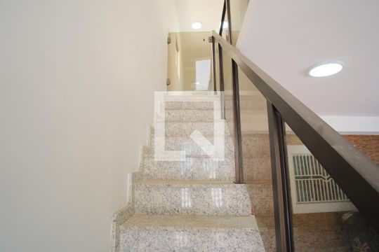 Escada de casa à venda com 2 quartos, 120m² em Vila Guilhermina, São Paulo