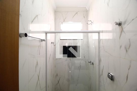 Banheiro Social de casa para alugar com 3 quartos, 70m² em Jardim Holanda, Uberlândia