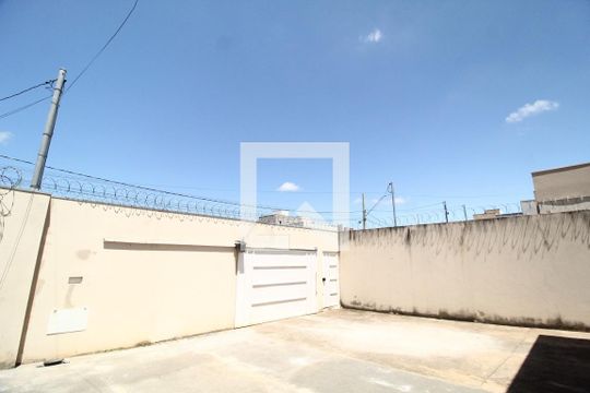 Garagem de casa para alugar com 3 quartos, 70m² em Jardim Holanda, Uberlândia