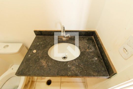 Banheiro de apartamento para alugar com 2 quartos, 39m² em Jardim Angela (zona Leste), São Paulo