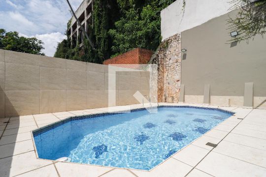 Área externa de casa para alugar com 5 quartos, 350m² em Jardim Vitoria Regia (zona Oeste), São Paulo