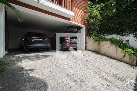 Garagem de casa para alugar com 5 quartos, 350m² em Jardim Vitoria Regia (zona Oeste), São Paulo